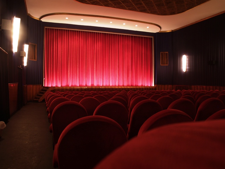 Datei:Roxy Lichtspiel Theater Kinosaal.jpg