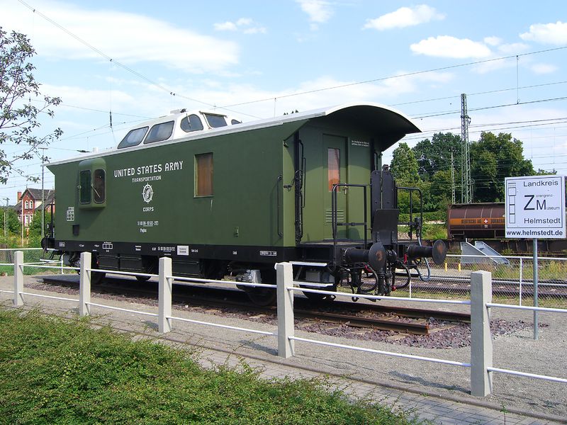 Datei:Helmstedt Bahnhof Alliierter Eisenbahnwaggon.jpg