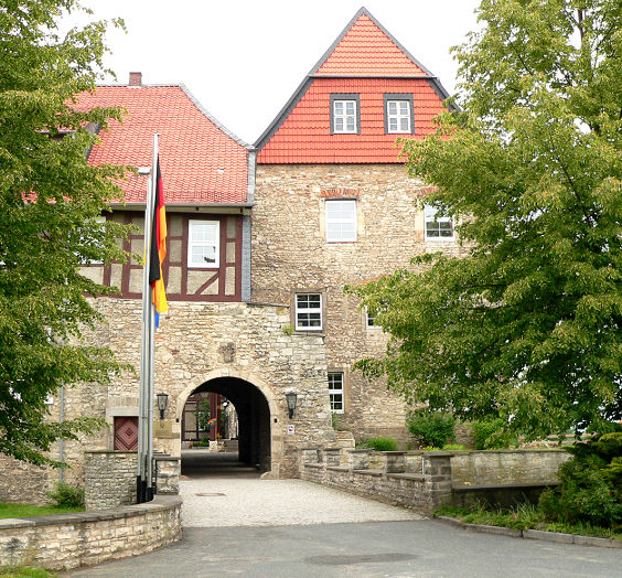 Datei:Burgeingang Warberg.jpg