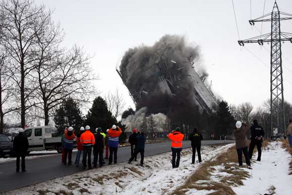 Datei:Kraftwerk Offleben Sprengung 140109.jpg