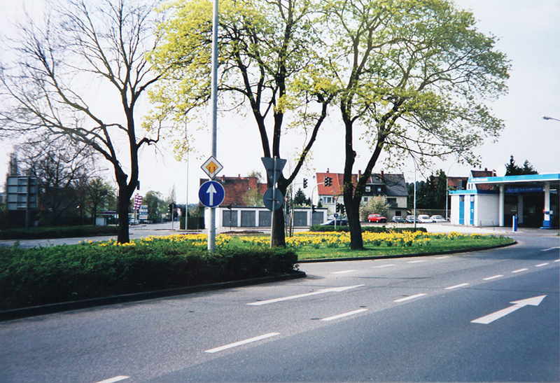 Datei:Verkehrsinsel-Konrad-Adenauer-Platz April 2000.jpg