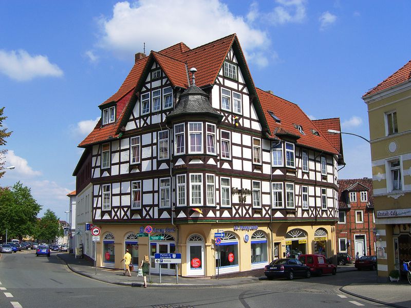 Datei:Helmstedt Lindenstraße Fachwerkhaus und Holzberg-Zufahrt.jpg