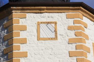 Taubenhaus Sonnenuhr 20-03-2011.jpg