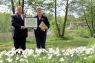 Bürgermeister Wittich Schobert bei der Übergabe des Taufzertifikates der Prima Helmstedt.